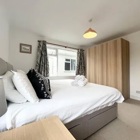 Casa de Férias Bright With 3 Bedrooms And Garden In Porthlevan Porthleven