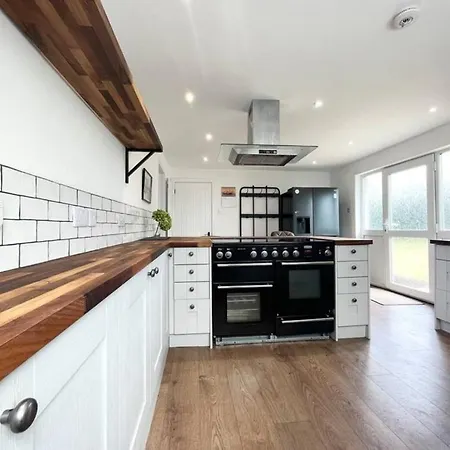 Casa de Férias Bright With 3 Bedrooms And Garden In Porthlevan