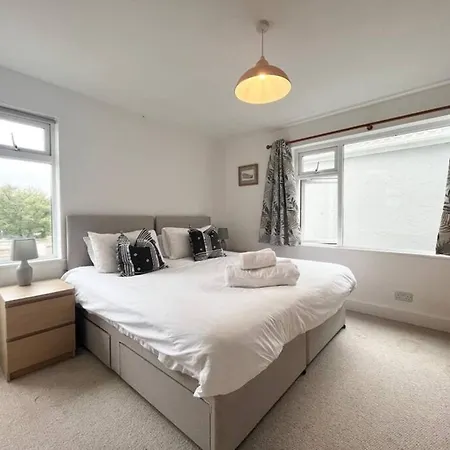 Casa de Férias Bright With 3 Bedrooms And Garden In Porthlevan Porthleven