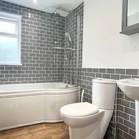 Casa de Férias Bright With 3 Bedrooms And Garden In Porthlevan *