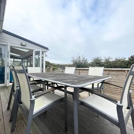 Bright With 3 Bedrooms And Garden In Porthlevan *