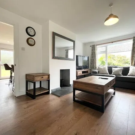 Bright With 3 Bedrooms And Garden In Porthlevan * Porthleven