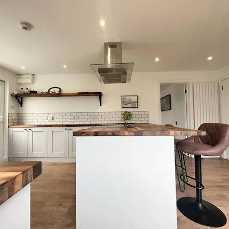 Bright With 3 Bedrooms And Garden In Porthlevan