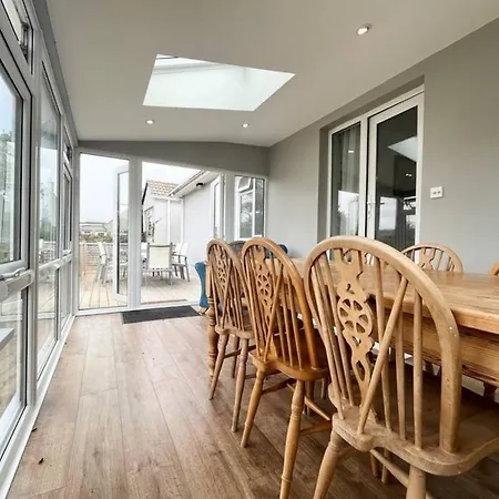 Casa de Férias Bright With 3 Bedrooms And Garden In Porthlevan *