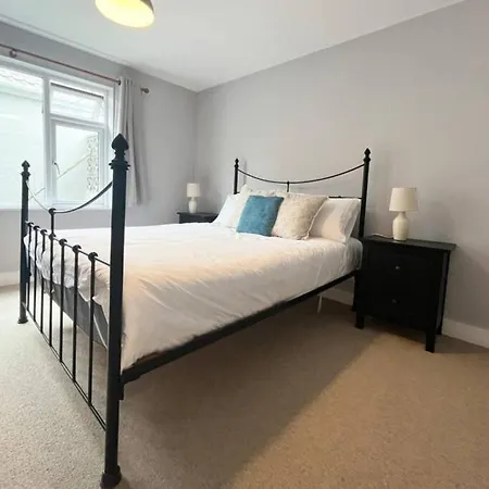 Bright With 3 Bedrooms And Garden In Porthlevan *